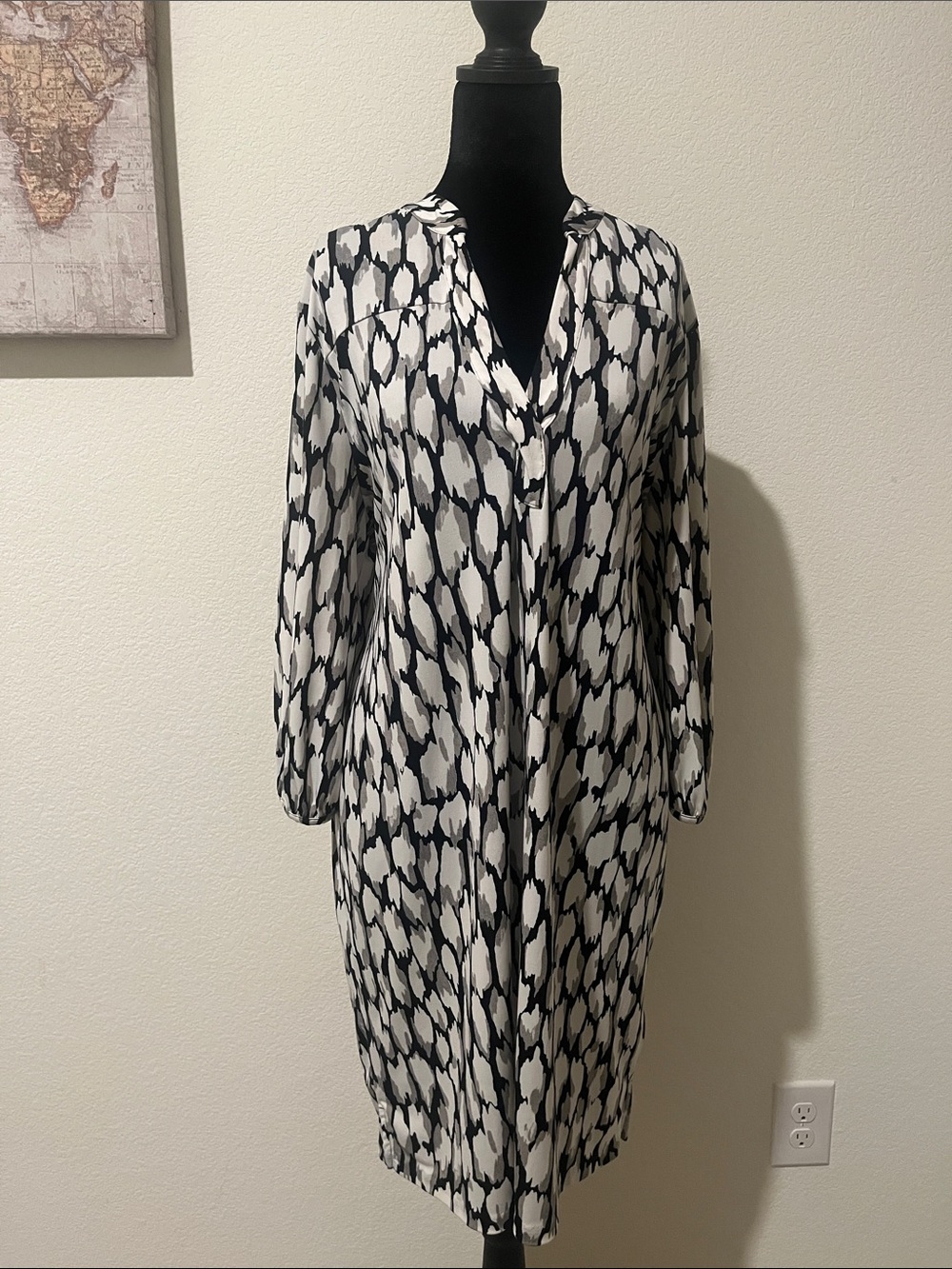 Banana Republic Women’s Black & White Printed Long Sleeve Dress